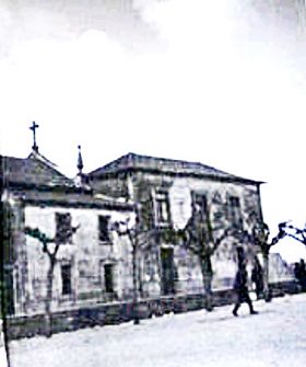 A GNR foi instalada na antiga residncia paroquial de Ermesinde, anexa  antiga Igreja Matriz de S. Loureno de Asmes, que vinha servindo de sede  Junta de Freguesia local