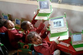Crianças em Madagascar usando o computador do projeto OLPC