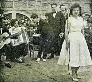 12 DE ABRIL DE 1959. O CONJUNTO ERMESINDENSE "MARIA ALBERTINA" FOI UM DOS GRUPOS QUE ANIMOU A FESTA DA BANDEIRA, AO MICROFONE A VOCALISTA FERNANDA GONALVES