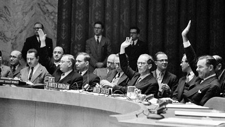 A 14 DE DEZEMBRO DE 1955, O CONGRESSO DE SEGURANÇA DA ONU VOTOU FAVORAVELMENTE A ENTRADA DE UM CONJUNTO DE PAÍSES NA ORGANIZAÇÃO, PORTUGAL FOI UM DOS NOVOS PAÍSES ADERENTES