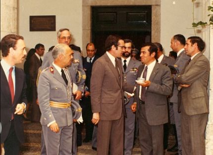 MAIO DE 1981, ANIVERSÁRIO DOS PUPILOS DO EXÊRCITO. O PRESIDENTE DA REPÚBLICA, GENERAL RAMALHO EANES, MOSTRA-SE MUITO INTERESSADO NOS AFAZRES DO TENENTE-CORONEL ANTÓNIO PENA
