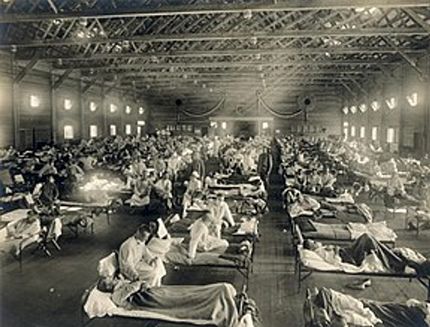 Soldados de Fort Riley, Kansas, doentes de gripe espanhola, sendo tratados em uma enfermaria de Camp Funston.