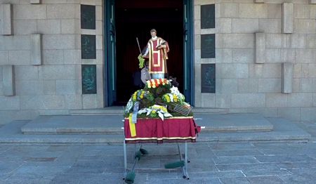 Andor de So Loureno no adro da Igreja Matriz (2021)  Fotograma retirado do direto da Parquia de So Loureno de Ermesinde