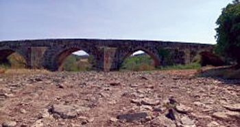 Ponte romana em Idanha a Velha. Fotografia tirada no meio do leito do rio Pônsul