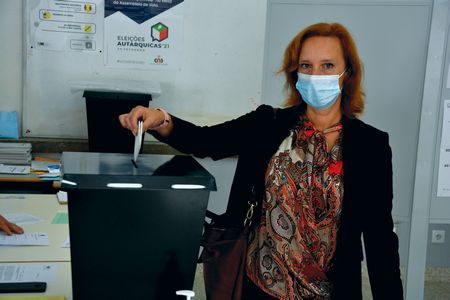 ngela Ferraz, cabea de lista da CDU  AFE, foi uma das derrotadas do passado dia 26 de setembro