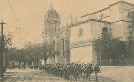 Tropas de Infantaria 2 vindas de Abrantes, marchando frente aos Jernimos (Ilustrao Portuguesa, n. 836, 25-2-1922)