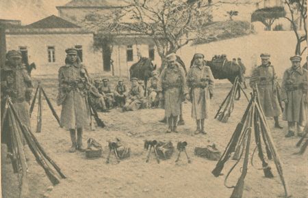 Tropas de Infantaria com Metralhadoras estacionadas na Ajuda (Ilustrao Portuguesa, n. 836, 25-2-1922)