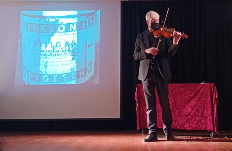 Maurizio Padovan interpreta uma pea  musical no seu violino, lembrando a msica do tempo do Holocausto