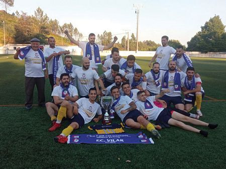 Jogadores do Vilar festejam a conquista do campeonato da LFPV