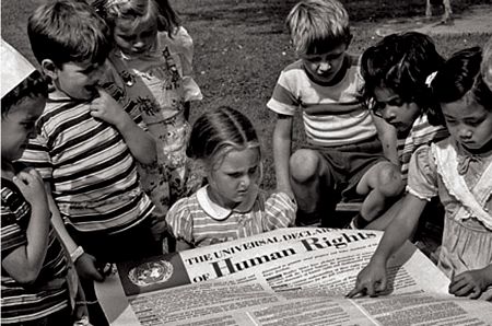 Crianças lendo a Declaração Universal dos Direitos Humanos (DUDH), pouco após a sua adoção