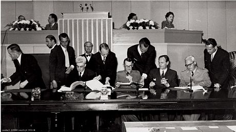 Assinatura da ampliação e revisão da Convenção  de Genebra em 12 de agosto de 1949