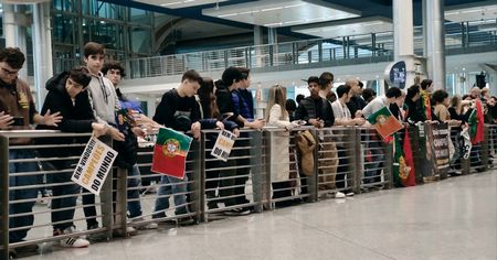 Alunos do Cenfim de Ermesinde  espera no aeroporto do seu colega campeo