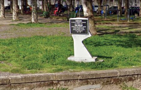 Lpide de homenagem aos fundadores da Feira-Mercado de Ermesinde, Largo Antnio da Silva Moreira  Google Maps