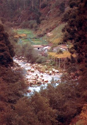 O Rio Ferreira, em Couce, vendo-se casas e moinhos