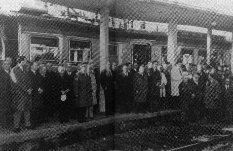 Os passageiros do primeiro comboio elétrico na chegada à estação de Ermesinde