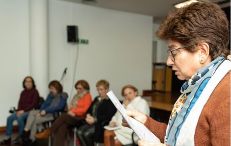 UMA ESTUDANTE DO GORATEATRO LENDO UM POEMA DE EUGNIO DE ANDRADE