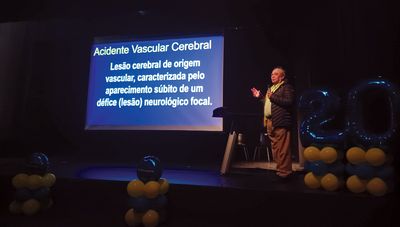 Dr. Alcino Branco profere a conferncia sobre a preveno do AVC