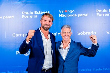 MIGUEL DE OLIVEIRA, AQUI AO LADO DE PAULO ESTEVES FERREIRA, FESTEJOU A VITÓIA NA NOSSA CIDADE