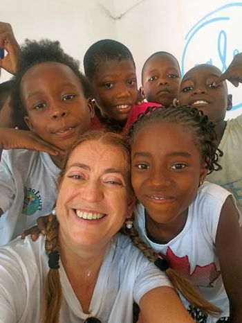 NEUZA PINTO COM ALGUMAS CRIAN�AS DA COMUNIDADE DE IMPIRE