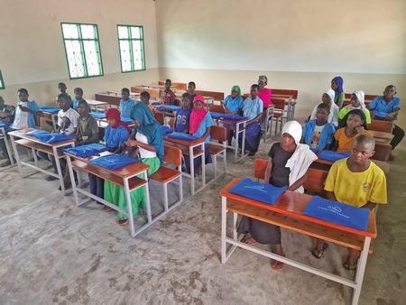 ALUNOS DA COMUNIDADE DE IMPIRE J� USUFRUEM DA NOVA ESCOLA ALI INSTALADA