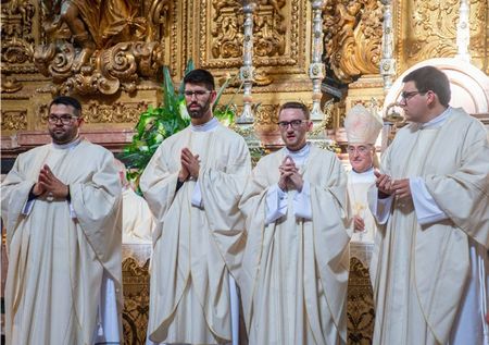 OS NOVOS 4 SACERDOTES ORDENADOS POR D. MANUEL LINDA NA S� DO PORTO (DIA 12-7-2026)