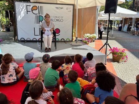 1-	MARIANA JONES TROUXE � FEIRA DUAS HIST�RIAS REAIS TRADUZIDAS EM LINGUAGEM INFANTIL