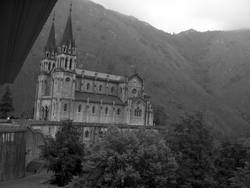 Catedral de Covadonga, local mítico do início da Reconquista Cristã na Península Ibérica.