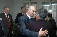 Artur Borges sada o seu antecessor, P.e Lino Maia. Alberto Carvalho, do CSE, foi eleito para a nova Direco. Foto MANUEL VALDREZ