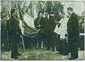 12 DE ABRIL DE 1959. SOLENEMENTE E PERANTE INTERESSADA MULTIDO, O REV PROCO DE ERMESINDE PROCEDE  BNO DA BANDEIRA DA SOPA DOS POBRES