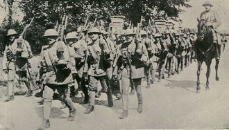 UM REGIMENTO DE INFANTARIA MARCHANDO PARA A FRENTE DE COMBATE. H CEM ANOS (IN ILUSTRAO PORTUGUESA, 31 DE DEZEMBRO DE 1917)