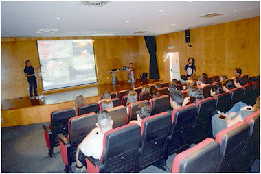 OS JOVENS MALTESES E ERMESINDENSES NO AUDITRIO DA JFE PARA FICAREM A CONHECER UM POUCO MELHOR A HISTRIA DE ERMESINDE