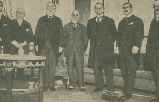 In Ilustrao Portuguesa, n. 769, de 15 de novembro de 1920: NO RITZ-HOTEL: da esquerda para a direita  Lord Blyth, Sir Maurice de Bunsen; sr. Teixeira Gomes; Lord Cnrzon de Kedleston; o sr. Melo Barreto, e Sir Albert Mond,