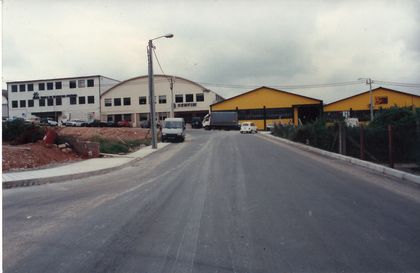 AO FUNDO DA RUA OS DOIS ARMAZNS GERMINADOS ONDE FUNCIONOU A ESCOLA, QUE ALBERGAM HOJE O NCLEO DE ERMESINDE DO CENFIM, COMO SE PODE VER