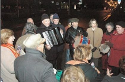 O GRUPO MUSICAL DA ASSOCIAO ACADMICA CANTANDO AS JANEIRAS AOS ERMESINDENSES