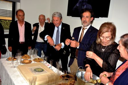 A festa terminou com o tradicional bolo e champanhe que assinalaram este dia