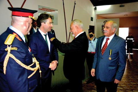 Momento em que José Manuel Ribeiro é condecorado pela Liga dos Bombeiros Portugueses
