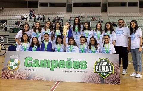 Equipa de sub-14 recebeu em Gondomar o troféu de campeã distrital da 2.ª divisão