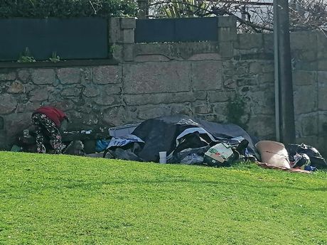 NO JARDIM EM FRENTE  IGREJA MATRIZ ENCONTRA-SE UMA DAS SITUAES MAIS ALARMANTES DESTA QUESTO DOS SEM-ABRIGO NA CIDADE