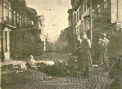 UM ASPETO DA TRINCHEIRA DOS REVOLTOSOS REPUBLICANOS NA RUA DE SANTA CATARINA, NO PORTO (IN O DOMINGO ILUSTRADO, N. 109, 13 DE FEVEREIRO DE 1927)