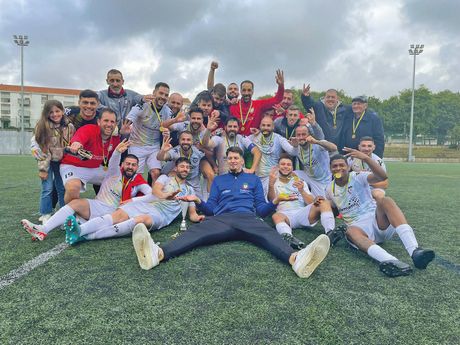 JOGADORES DO VILAR FAZEM A FESTA APS A CONQUISTA DA TAA DO INATEL/DISTRITO DO PORTO