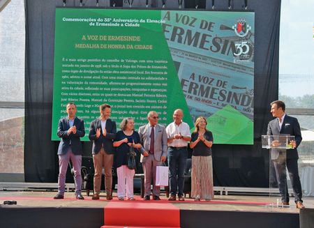 MOMENTO EM QUE A VOZ DE ERMESINDE  DISTINGUIDA COM A MEDALHA DE HONRA