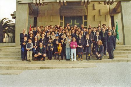 UMA FOTO DE FAMLIA ONDE SE V AO FUNDO O PADRE MOTA