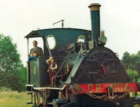 MEU PAI, JO�O MANUEL MATEUS E MEUS FILHOS RICARDO E BRUNO, NUMA DAS MAIS ANTIGAS LOCOMOTIVAS DE PORTUGAL, NO MUSEU FERROVI�RIO DO ENTRONCAMENTO