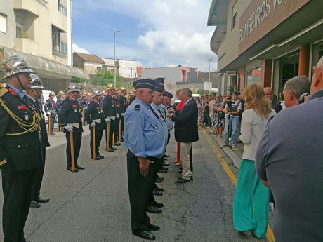 UM DOS MUITOS MOMENTOS DE ENTREGA DE MEDALHAS DE AGRADECIMENTO