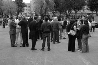 Foto MANUEL VALDREZ. Ildio Lobo (o primeiro a contar da esquerda), em conversa na zona da Escola Secundria de Ermesinde, foi eleito vereador, retirando um lugar ao PSD.